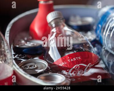Photo d'une bouteille avec le logo coca cola prise dans un seau, immergée dans l'eau froide glacée.Également connu sous le nom de Coke, il est une boisson gazeuse manutu Banque D'Images