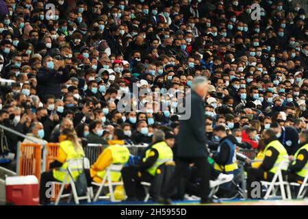 Madrid, Espagne.6 novembre 2021.Vue générale des fans football/Soccer : les fans dans les stands regardant le jeu portant des masques pendant le match espagnol 'la Liga Santander' entre Real Madrid CF 2-1 Rayo Vallecano de Madrid à l'Estadio Santiago Bernabeu à Madrid, Espagne .Crédit: Mutsu Kawamori/AFLO/Alay Live News Banque D'Images