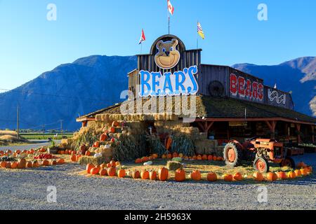 Keremeos, Colombie-Britannique, Canada - le 30 septembre 2021 : porte-fruits et marché agricole et arrangement de courges d'hiver célébrant le Banque D'Images