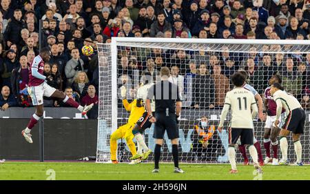 Londres, Royaume-Uni.7 novembre 2021.Kurt Zouma (1er L), de West Ham United, a obtenu des scores lors du match de la première ligue anglaise entre West Ham United et Liverpool à Londres, en Grande-Bretagne, le 7 novembre 2021.Credit: Xinhua/Alay Live News Banque D'Images