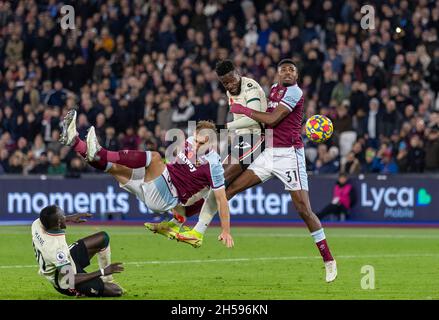 Londres, Royaume-Uni.7 novembre 2021.Ben Johnson (1er R) de West Ham United rivalise avec Divock Origi (2e R) de Liverpool lors du match de la Premier League anglaise entre West Ham United et Liverpool à Londres, en Grande-Bretagne, le 7 novembre 2021.Credit: Xinhua/Alay Live News Banque D'Images