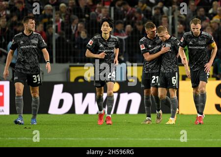 Cologne, Allemagne.7 novembre 2021.Julian Ryerson (2e R) d'Union Berlin célèbre le score lors du match de football allemand de la première division Bundesliga entre le FC Cologne et le FC Union Berlin à Cologne, Allemagne, le 7 novembre 2021.Crédit: Ulrich Hufnagel/Xinhua/Alamy Live News Banque D'Images