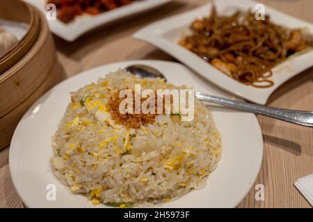 Riz frit taïwanais et porc doux et aigre au restaurant Banque D'Images