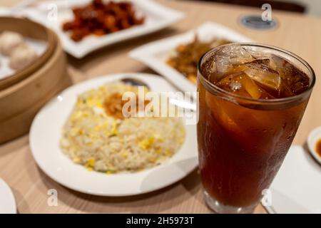 Thé glacé et cuisine chinoise au restaurant Banque D'Images