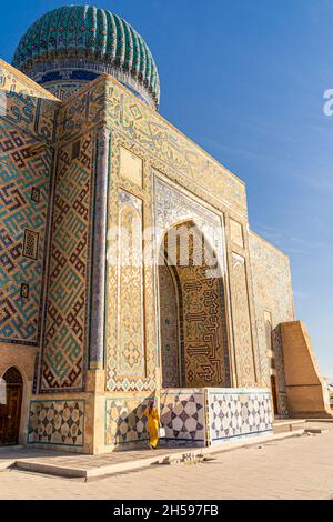 La femelle-croyant passe par le mur du mausolée de Khoja Ahmed Yasawi (14 siècle).Principale attraction touristique au Turkestan, Kazakshtan Banque D'Images