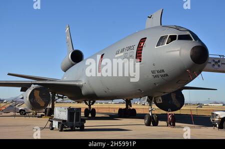 Un ravitailleur en carburant du prolongateur KC-10 de la U.S. Air Force sur la piste de la base aérienne Davis-Monthan.Ce KC-10 est affecté à la 60e Escadre de la mobilité aérienne. Banque D'Images