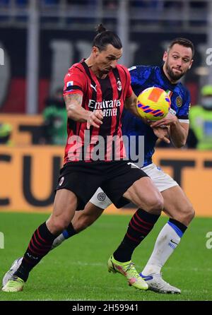 Milan.7 novembre 2021.Zlatan Ibrahimovic (L) d'AC Milan vit avec Stefan de Vrij du FC Inter lors d'un match de football entre AC Milan et FC Inter à Milan, Italie, le 7 novembre 2021.Crédit: Alberto Lingria/Xinhua/Alay Live News Banque D'Images