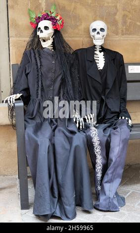 Un couple de squelettes assis sur un banc pour Dia de los Muertos, à San Antonio, Texas. Banque D'Images