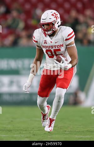 Tampa, Floride, États-Unis.6 novembre 2021.Houston Cougars Tight End Christian Trahan (85) court après la prise pendant le match entre les Cougars de Houston et les Bulls du sud de la Floride au stade Raymond James à Tampa, FL.(Photo de Peter Joneleit).Crédit : csm/Alay Live News Banque D'Images