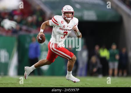 Tampa, Floride, États-Unis.6 novembre 2021.Houston Cougars quarterback Clayton Tune (3) s'embrouille tout en regardant le terrain pendant le match entre les Cougars de Houston et les Bulls du sud de la Floride au stade Raymond James à Tampa, FL.(Photo de Peter Joneleit).Crédit : csm/Alay Live News Banque D'Images