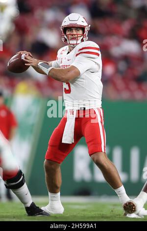 Tampa, Floride, États-Unis.6 novembre 2021.Houston Cougars quarterback Clayton Tune (3) recherche un joueur ouvert pendant le match entre les Houston Cougars et les South Florida Bulls au stade Raymond James à Tampa, en Floride.(Photo de Peter Joneleit).Crédit : csm/Alay Live News Banque D'Images