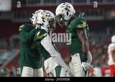 Tampa, Floride, États-Unis.6 novembre 2021.Les défenseurs des Bulls de Floride du Sud célèbrent une passe défendue dans la zone d'extrémité pendant le match entre les Houston Cougars et les Bulls de Floride du Sud au stade Raymond James à Tampa, en Floride.(Photo de Peter Joneleit).Crédit : csm/Alay Live News Banque D'Images