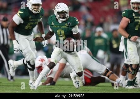 Tampa, Floride, États-Unis.6 novembre 2021.South Florida Bulls Quarterback Timmy McClain (9) se précipite avec le ballon pendant le match entre les Houston Cougars et les South Florida Bulls au stade Raymond James à Tampa, en Floride.(Photo de Peter Joneleit).Crédit : csm/Alay Live News Banque D'Images