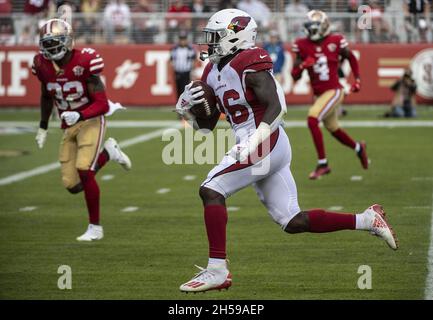 Santa Clara, États-Unis.07th nov. 2021.Les Arizona Cardinals qui ont fait marche arrière sur Eno Benjamin (26) court à 21 mètres pour un touchdown au troisième trimestre contre les Arizona Cardinals au stade Levi's à Santa Clara, Californie, le dimanche 7 novembre 2021.Les cardinaux ont battu les 49ers 31-17.Photo de Terry Schmitt/UPI crédit: UPI/Alay Live News Banque D'Images