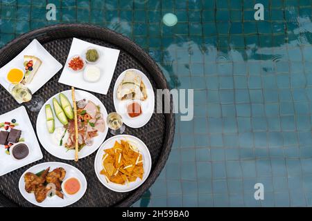 repas flottant dans la piscine Banque D'Images