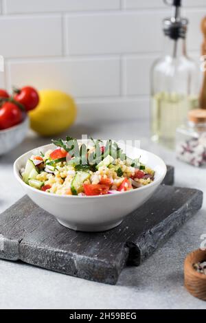 Salade de bulgur de l'est et de tabouleh de légumes dans une assiette.Plat végétarien. Banque D'Images