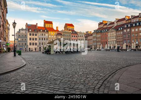 Vieille ville de Varsovie en début de matinée.Maisons de tenement historiques colorées.Visite de l'Europe, Pologne Varsovie.Attractions de la Pologne. Banque D'Images