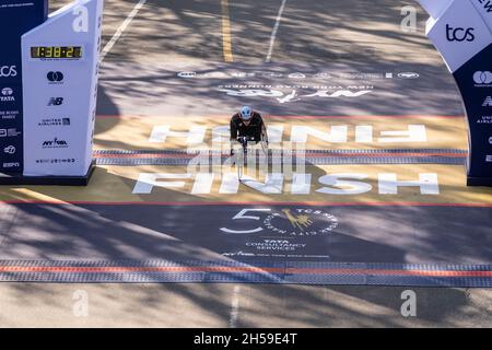 New York, États-Unis.07th nov. 2021.Vainqueur de la 3e place Daniel Romanchuk des Etats-Unis des hommes athlètes en fauteuil roulant professionnels du 50ème TCS NYC marathon traverse la ligne d'arrivée à Central Park.Le marathon de New York a été annulé en 2020 en raison de la pandémie de COVID-19 et est revenu en 2021.Il a attiré la plupart des meilleurs coureurs du monde ainsi que des milliers de coureurs et de spectateurs supplémentaires.(Photo de Lev Radin/Pacific Press) crédit: Pacific Press Media production Corp./Alay Live News Banque D'Images