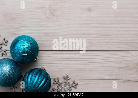 Flocons de neige argentés en forme de charpente de Noël et jouets pour arbres de noël Banque D'Images