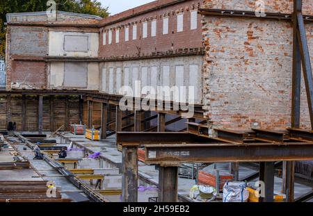 Heiligendamm, Allemagne.20 octobre 2021.Seule la coquille extérieure des colonnades se trouve encore derrière les maisons du soi-disant collier de perles sur la plage de la mer Baltique de Heiligendamm.Neuf maisons de ville avec des espaces de vie entre 290 et 470 mètres carrés et une vue sur la mer Baltique depuis des terrasses de toit privées sont en cours de construction dans le bâtiment.La corde de perles comprend sept villas de plage le long de la côte à l'est du Grand Hôtel.Pendant des décennies, les villas et les maisons d'hébergement historiques, construites au milieu du XIXe siècle, étaient inoccupées et tombaient en état de déréparer.(À l'actualité en direct de dpa 'H/dpa/Alay Banque D'Images