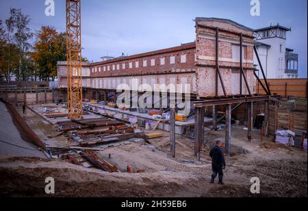 Heiligendamm, Allemagne.20 octobre 2021.Seule la coquille extérieure des colonnades se trouve encore derrière les maisons du soi-disant collier de perles sur la plage de la mer Baltique de Heiligendamm.Neuf maisons de ville avec des espaces de vie entre 290 et 470 mètres carrés et une vue sur la mer Baltique depuis des terrasses de toit privées sont en cours de construction dans le bâtiment.La corde de perles comprend sept villas de plage le long de la côte à l'est du Grand Hôtel.Pendant des décennies, les villas et les maisons d'hébergement historiques, construites au milieu du XIXe siècle, étaient inoccupées et tombaient en état de déréparer.(À l'actualité en direct de dpa 'H/dpa/Alay Banque D'Images