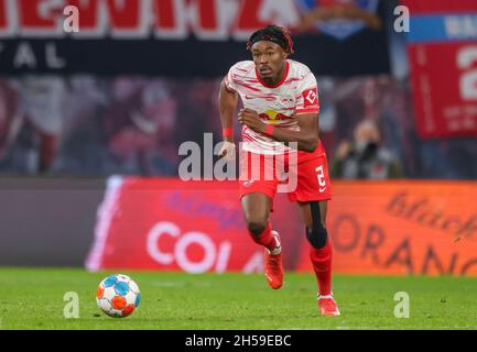 Leipzig, Allemagne.06e novembre 2021.Football: Bundesliga, Matchday 11, RB Leipzig - Borussia Dortmund au Red Bull Arena.Le joueur de Leipzig, Mohamed Simakan, est sur le ballon.Crédit : Jan Woitas/dpa-Zentralbild/dpa - NOTE IMPORTANTE :Conformément aux règlements de la DFL Deutsche Fußball Liga et/ou de la DFB Deutscher Fußball-Bund, il est interdit d'utiliser ou d'avoir utilisé des photos prises dans le stade et/ou du match sous forme de séquences et/ou de séries de photos de type vidéo./dpa/Alay Live News Banque D'Images