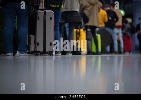 08 novembre 2021, Hessen, Francfort-sur-le-main : les passagers font la queue à l'enregistrement de Singapore Airlines à l'aéroport de Francfort pour un vol à destination de New York.À partir du 8 novembre, les vols avec des citoyens de l'UE vaccinés vers les États-Unis seront à nouveau autorisés.Photo: Sebastian Gollnow/dpa Banque D'Images