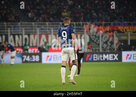 Milan, Italie.07th nov. 2021.Ediz Dzeko d'Inter en action pendant la série Un match de football entre l'AC Milan et le FC Internazionale au stade Giuseppe Meazza, le 07 novembre 2021 à Milan, Italie (photo de Mairo Cinquetti/Pacific Press) crédit: Pacific Press Media production Corp./Alay Live News Banque D'Images