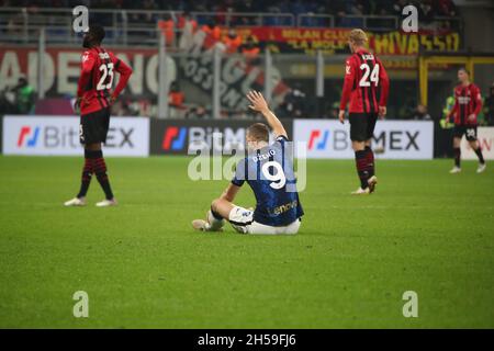 Milan, Italie.07th nov. 2021.Ediz Dzeko d'Inter en action pendant la série Un match de football entre l'AC Milan et le FC Internazionale au stade Giuseppe Meazza, le 07 novembre 2021 à Milan, Italie (photo de Mairo Cinquetti/Pacific Press) crédit: Pacific Press Media production Corp./Alay Live News Banque D'Images