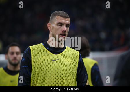 Milan, Italie.07th nov. 2021.Ediz Dzeko d'Inter en action pendant la série Un match de football entre l'AC Milan et le FC Internazionale au stade Giuseppe Meazza, le 07 novembre 2021 à Milan, Italie (photo de Mairo Cinquetti/Pacific Press) crédit: Pacific Press Media production Corp./Alay Live News Banque D'Images