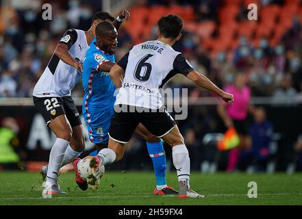 Valence, Espagne.7 novembre 2021.Geoffrey Kondogbia (C) de l'Atlectico de Madrid est en présence de Hugo Guillemin (R) de Valence lors d'un match de football de la première division espagnole entre Valencia CF et Atletico de Madrid à Valence (Espagne), le 7 novembre 2021.Credit: STR/Xinhua/Alay Live News Banque D'Images