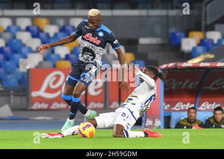 Naples, Italie.07th nov. 2021.Napoli, Italie 7.11.2021Victor Osimhen e Mert ‚etin en action pendant la série Un match entre SSC.Napoli et Hellas Verona au Stadio Diego Armando Maradona (photo par Agostino Gemito/ Pacific Press) Credit: Pacific Press Media production Corp./Alay Live News Banque D'Images