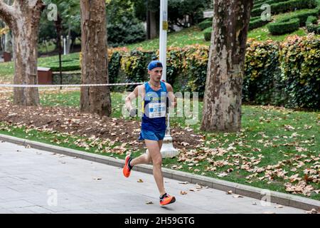 Istanbul, Turquie.07th nov. 2021.Ihor Panchenko d'Ukraine vu en action pendant le Marathon d'Istanbul 2021.Runners concourent du monde entier au 43ème Marathon annuel d'Istanbul.C'est le seul marathon au monde qui s'étend sur deux continents : l'Asie et l'Europe.Crédit : SOPA Images Limited/Alamy Live News Banque D'Images