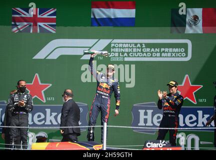 (211108) -- MEXICO, 8 novembre 2021 (Xinhua) -- Max Verstappen (2e R) de Red Bull Racing des pays-Bas, Lewis Hamilton (1er L) de Mercedes et Sergio Perez (1er R) de Red Bull RacingDu Mexique Célébrez sur le podium après la dernière course du Grand Prix de Formule 1 du Mexique 2021 au circuit Hermanos Rodriguez à Mexico, Mexique, le 7 novembre 2021.(Xinhua/Xin Yuewei) Banque D'Images