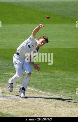 8 novembre 2021 ; Melbourne Cricket Ground, Yarra Park, Melbourne, Victoria,Australie : Sheffield Shield Cricket, Victoria contre Nouvelle-Galles du Sud : Mitchell Perry de Victoria Bowls Banque D'Images