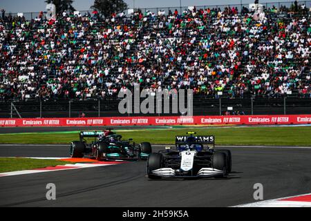 06 LATIFI Nicholas (CAN), Williams Racing F1 FW43B, 44 HAMILTON Lewis (gbr), Mercedes AMG F1 GP W12 E Performance, action pendant la Formule 1 Gran Premio de la Ciudad de Mexico 2021, Mexico City Grand Prix,18e tour du Championnat du monde de Formule 1 2021 de la FIA du 5 au 7 novembre 2021 sur l'Autodromo Hermanos Rodriguez, à Mexico, Mexique - photo: Florent Gooden/DPPI/LiveMedia Banque D'Images