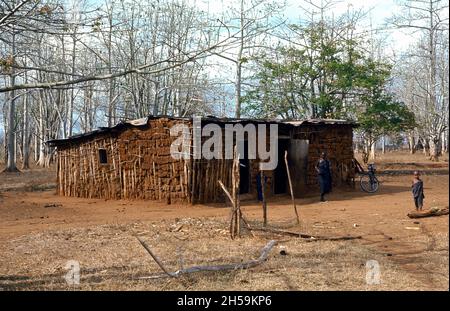 Afrique, Tanzanie, 1976.Le village d'Ujamaa Maasai les gens vivent encore dans leurs maisons traditionnelles. Banque D'Images