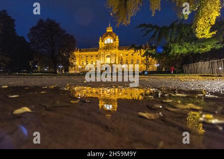 FRANCE, Alsace, Bas-Rhin (67), Strasbourg, place de la République, Palais du Rhin de nuit et son reflet dans une flaque Banque D'Images