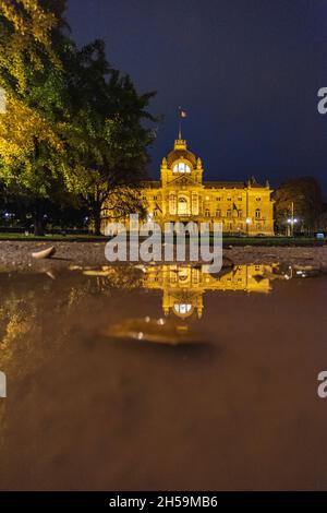 FRANCE, Alsace, Bas-Rhin (67), Strasbourg, place de la République, Palais du Rhin de nuit et son reflet dans une flaque Banque D'Images