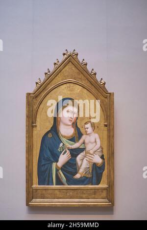 Un tempera d'or sur panneau de peinture intitulé Madonna and Child par l'artiste florentin italien Giotto.À la National Gallery of Art de Washington DC. Banque D'Images