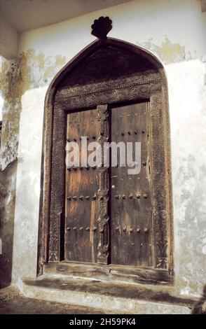 Afrique, Kenya, île de Lamu 1976.Portes sculptées de style swahili ( ou omanais) dans la ville. Banque D'Images