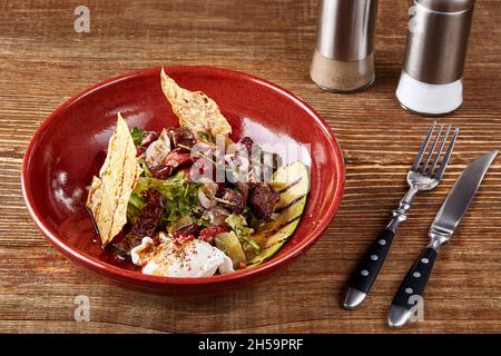 Différents types de salade de saucisses, concombres, poivrons, salade avec sauce à la crème aigre Banque D'Images