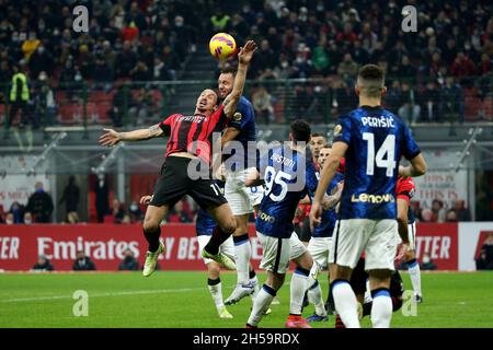 Zlatan Ibrahimovic de l'AC Milan et Stefan de Vrij Inter FCI en action pendant la série Un match de 2021/2022 entre l'AC Milan et l'Inter FCI chez Giuseppe Me Banque D'Images