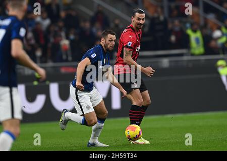 Milan, Italie.7 novembre 2021.Stefan de Vrij (Inter)Zlatan Ibrahimovic (Milan) lors du match italien 'erie A' entre Milan 1-1 Inter au stade Giuseppe Meazza le 07 novembre 2021 à Milan, Italie.Credit: Maurizio Borsari/AFLO/Alay Live News Banque D'Images