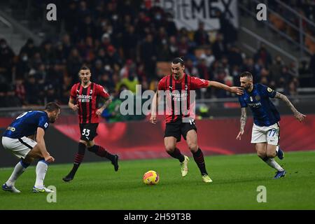 Milan, Italie.7 novembre 2021.Stefan de Vrij (Inter)Zlatan Ibrahimovic (Milan)Marcelo Brozovic (Inter) pendant le match italien 'erie A' entre Milan 1-1 Inter au stade Giuseppe Meazza le 07 novembre 2021 à Milan, Italie.Credit: Maurizio Borsari/AFLO/Alay Live News Banque D'Images