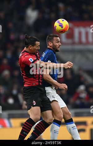 Milan, Italie.7 novembre 2021.Zlatan Ibrahimovic (Milan)Stefan de Vrij (Inter) lors du match italien 'erie A' entre Milan 1-1 Inter au stade Giuseppe Meazza le 07 novembre 2021 à Milan, Italie.Credit: Maurizio Borsari/AFLO/Alay Live News Banque D'Images