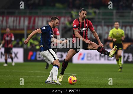 Milan, Italie.7 novembre 2021.Stefan de Vrij (Inter)Zlatan Ibrahimovic (Milan) lors du match italien 'erie A' entre Milan 1-1 Inter au stade Giuseppe Meazza le 07 novembre 2021 à Milan, Italie.Credit: Maurizio Borsari/AFLO/Alay Live News Banque D'Images