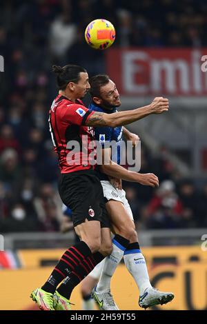 Milan, Italie.7 novembre 2021.Zlatan Ibrahimovic (Milan)Stefan de Vrij (Inter) lors du match italien 'erie A' entre Milan 1-1 Inter au stade Giuseppe Meazza le 07 novembre 2021 à Milan, Italie.Credit: Maurizio Borsari/AFLO/Alay Live News Banque D'Images