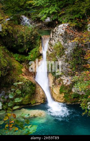 Forêt bleu turquoise lac avec des pierres de marbre blanc et des cascades dans le Parc naturel Urbasa-Andia, Urederra. Banque D'Images