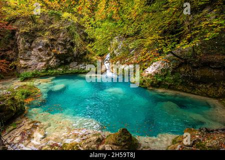 Forêt bleu turquoise lac avec des pierres de marbre blanc et des cascades dans le Parc naturel Urbasa-Andia, Urederra. Banque D'Images